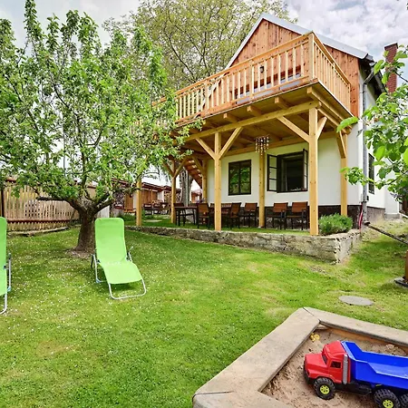 Oresak - Walnut House